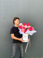Mothers Day huge bouquet of pink reflexed roses in a personalised gift box. Hat box flowers. Hat Box roses. Mother's Day Gift. Melbourne Florist best Mother's Day Flowers in Melbourne. 