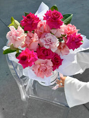 Mothers Day huge bouquet of pink reflexed roses in a personalised gift box. Hat box flowers. Hat Box roses. Mother's Day Gift. Melbourne Florist best Mother's Day Flowers in Melbourne.